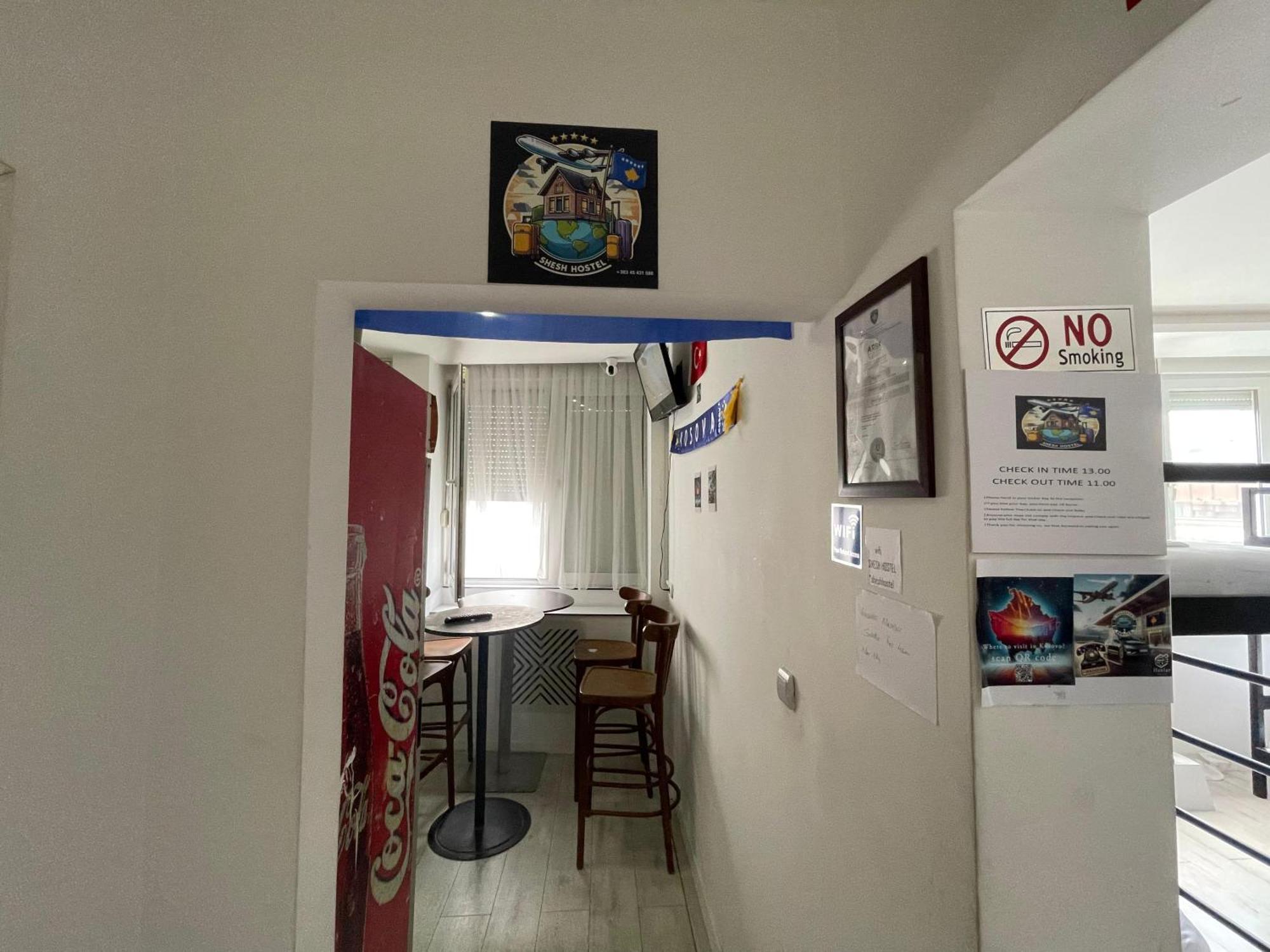 Shesh Hostel Pristina Eksteriør bilde