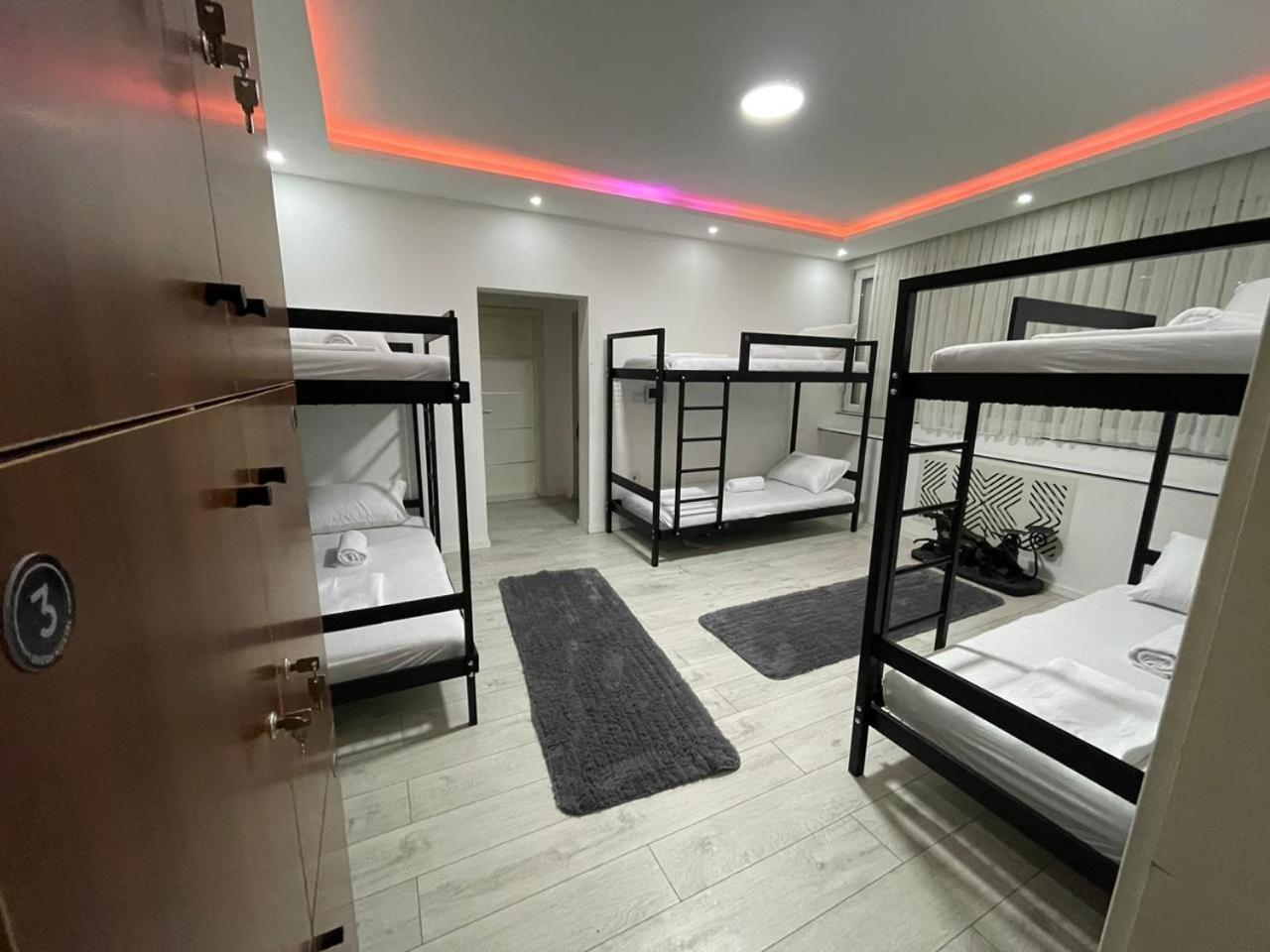 Shesh Hostel Pristina Eksteriør bilde