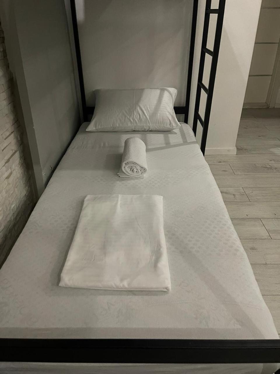Shesh Hostel Pristina Eksteriør bilde