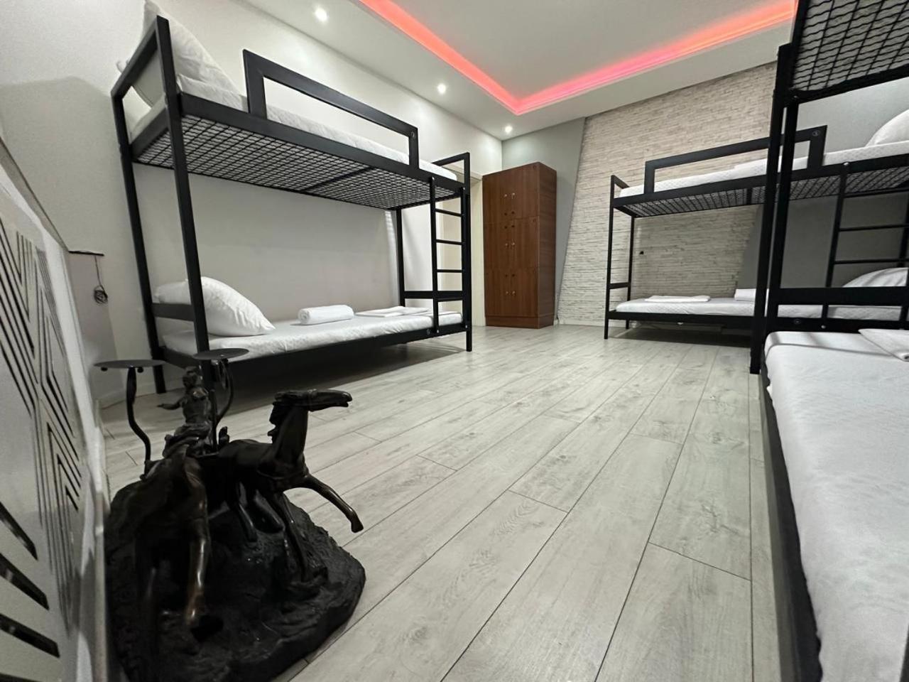 Shesh Hostel Pristina Eksteriør bilde
