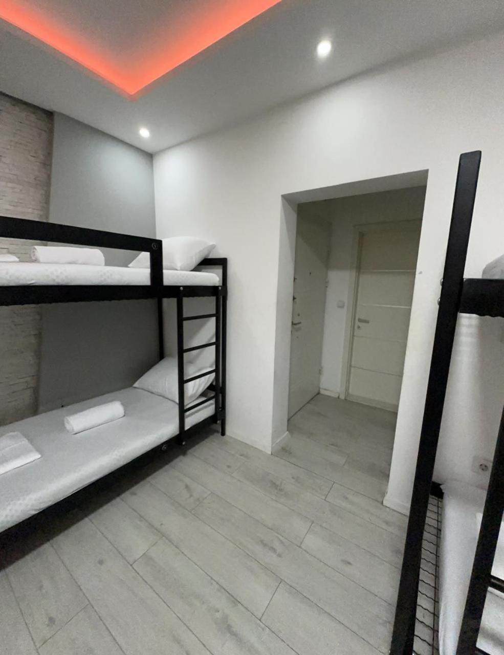 Shesh Hostel Pristina Eksteriør bilde