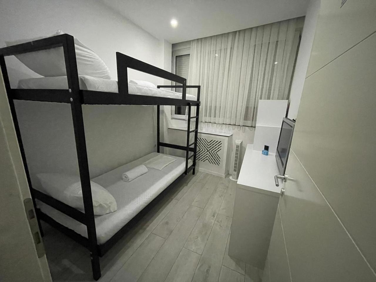 Shesh Hostel Pristina Eksteriør bilde