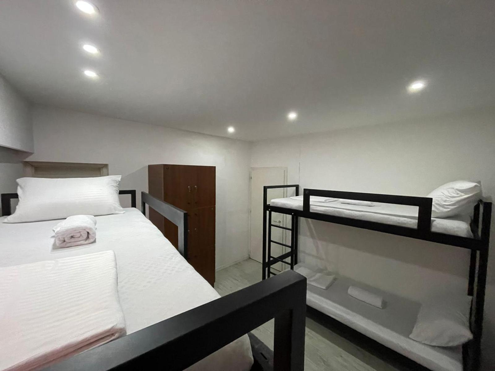 Shesh Hostel Pristina Eksteriør bilde