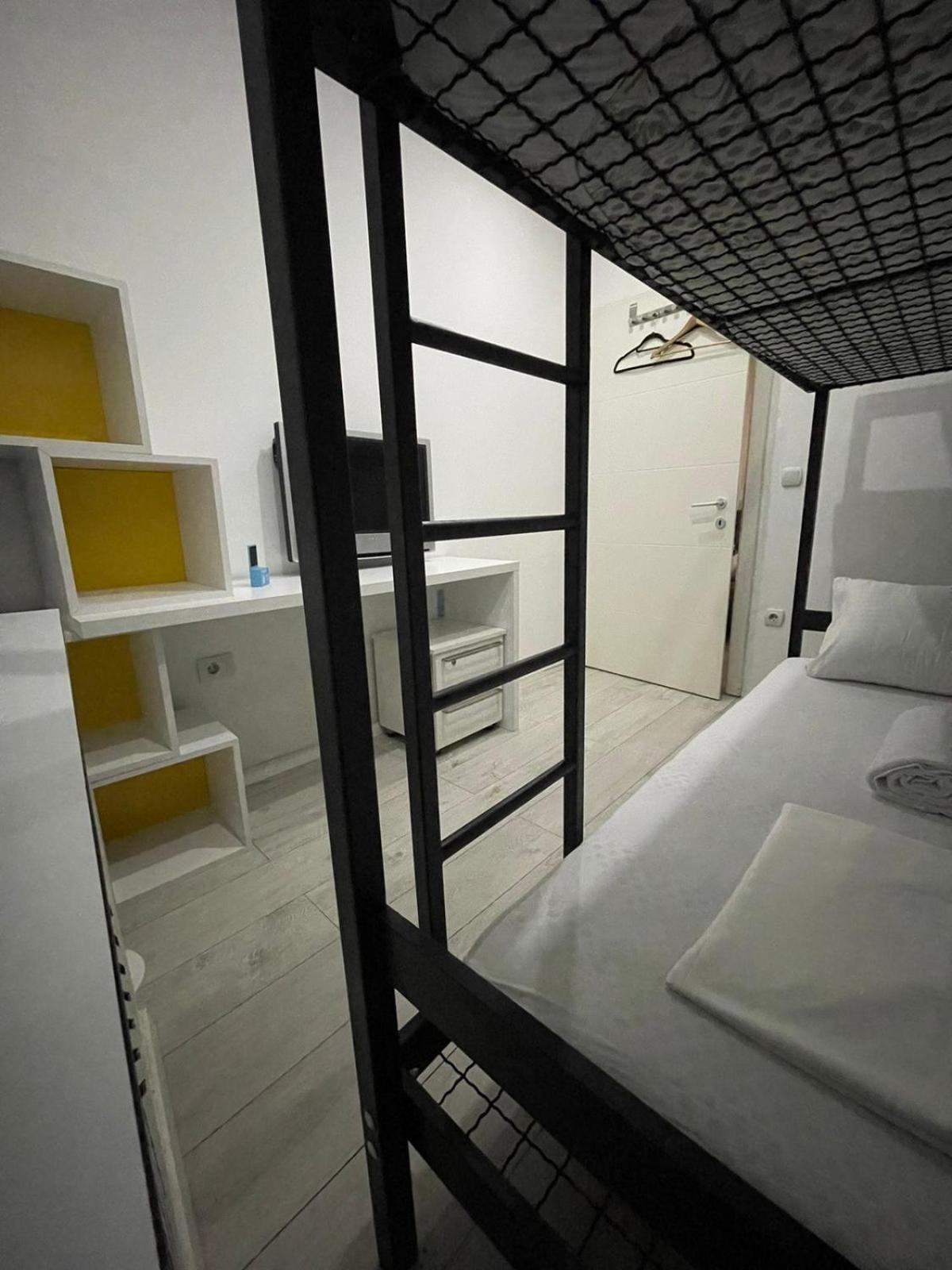 Shesh Hostel Pristina Eksteriør bilde