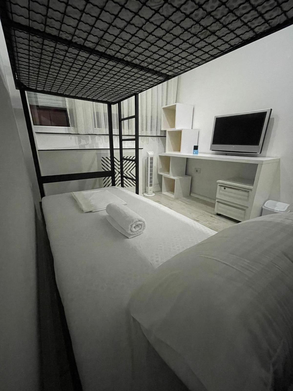 Shesh Hostel Pristina Eksteriør bilde